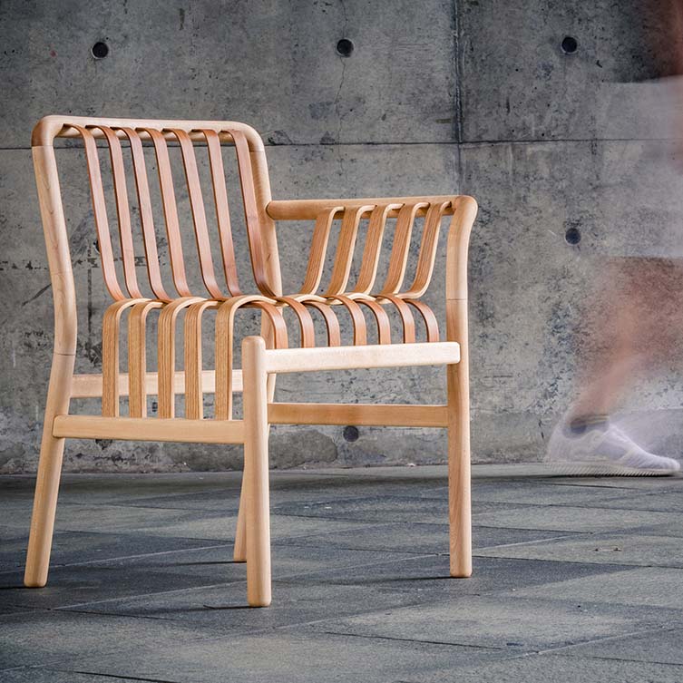 陈宽成的格子椅编织扶手椅是2020 - 2021年家具设计类的冠军。
