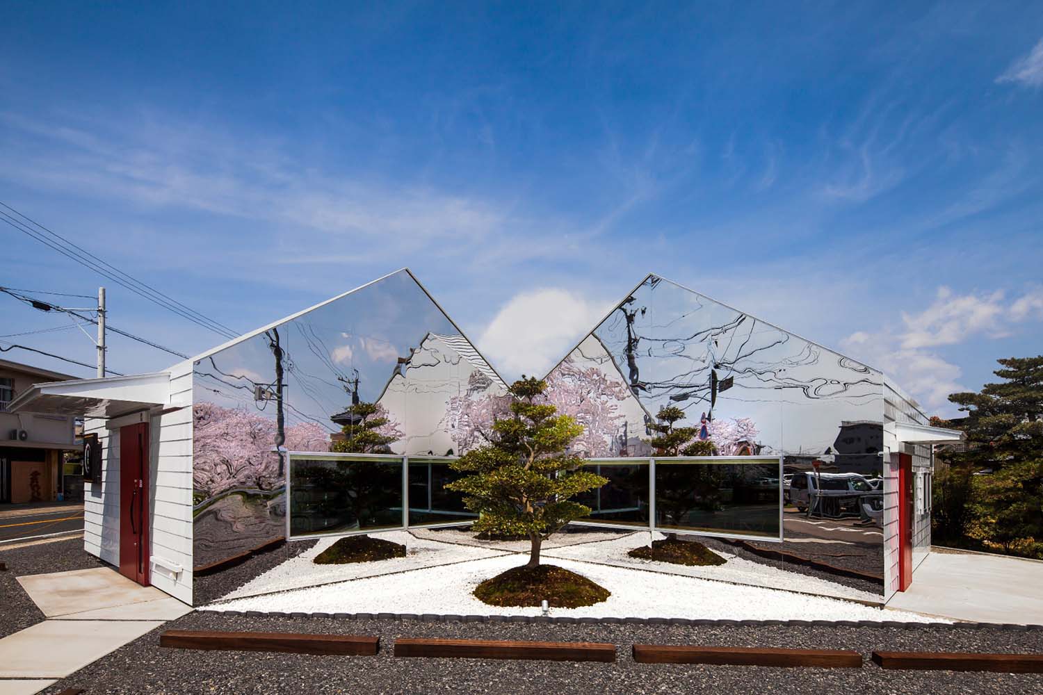 坂久典设计的镜子咖啡馆，2014-2015年建筑、建筑和结构设计类获奖者。
