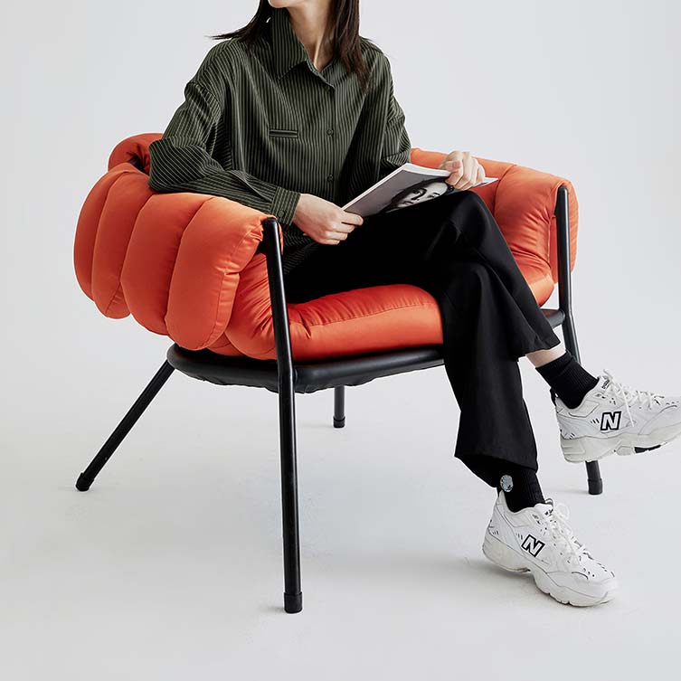 《穿着椅子》作者:夏燕生、李金祥和蒲成龙，2021-2022年家具设计类冠军