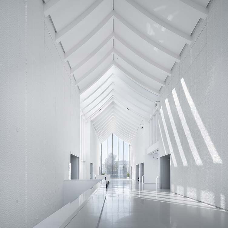 许巍艺术博物馆通过U D是赢家在室内空间和展览设计类别,2022 - 2023