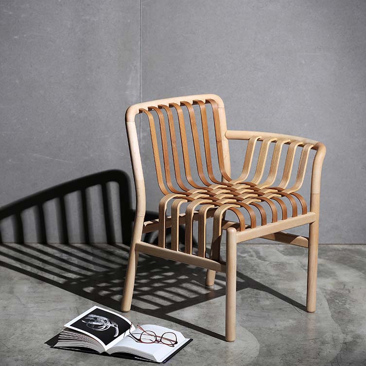 格子椅子编织扶手椅由陈央成;家具设计类别的赢家，2020-2021