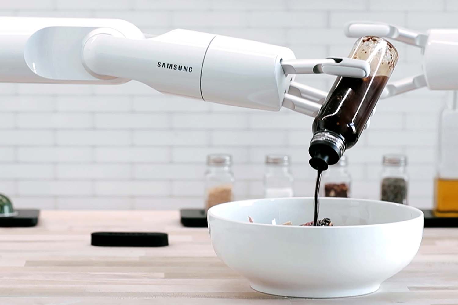Think Tank团队设计的三星机器人厨师机械臂是2020 - 2021年家电设计类的冠军。