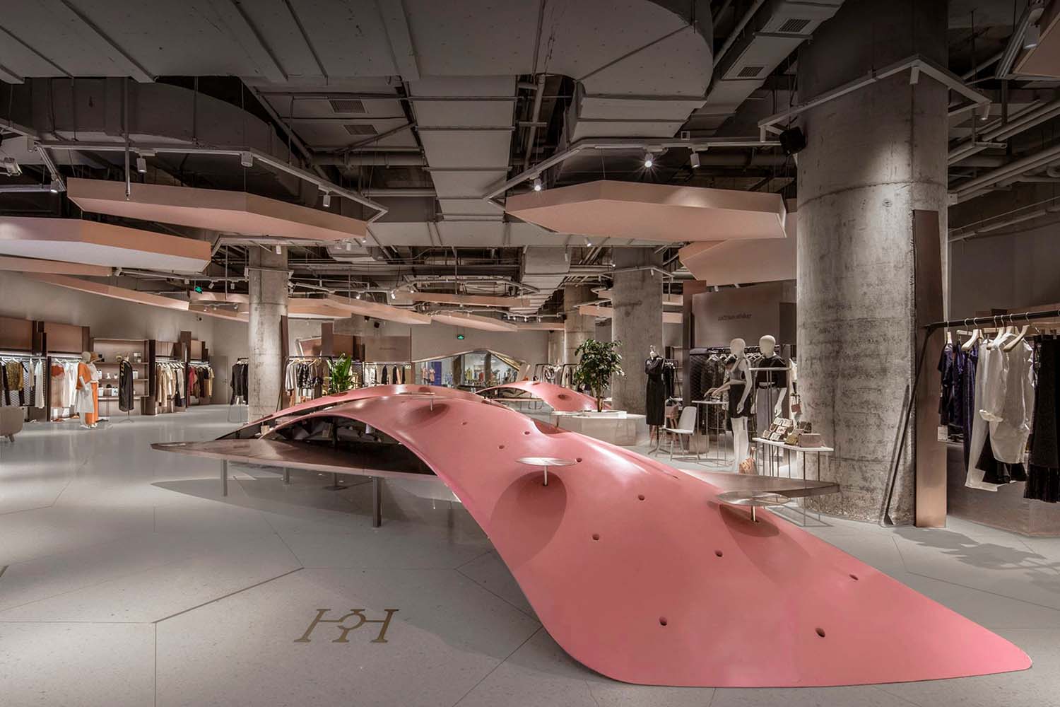 由spacum设计的Hch时装精品店是2020 - 2021年室内空间和展览设计类的冠军。