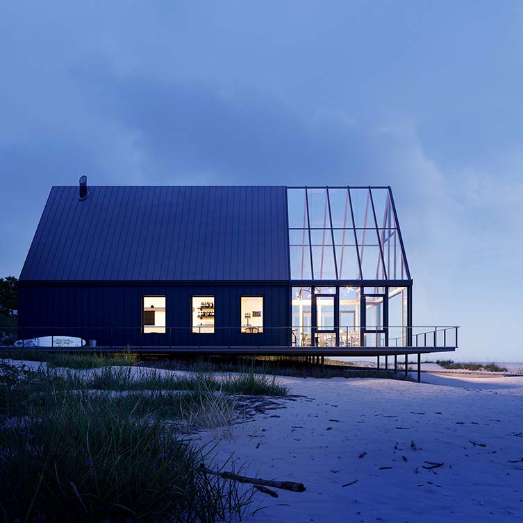 由Peter Kuczia设计的波罗的海海滩小屋是2021 - 2022年建筑、建筑和结构设计类的冠军。