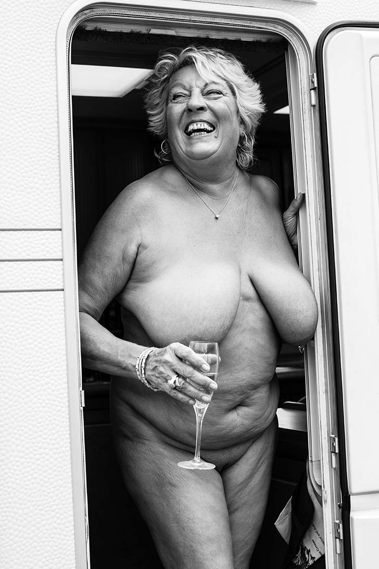阿米莉亚·艾伦，裸体英国