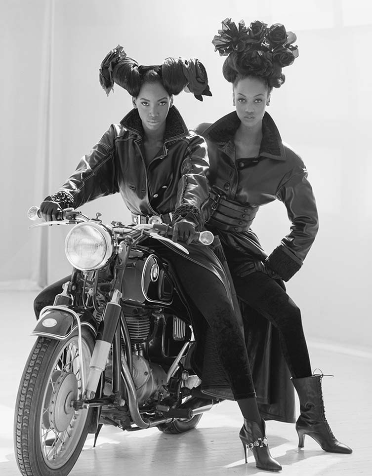 亚瑟·埃尔戈特（Arthur Elgort） - 贝弗利·皮尔（Beverly Peele）和泰拉·班克斯（Tyra Banks），1993年，英国Vogue。图像©Arthur Elgort。