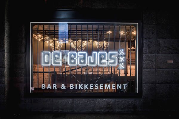 De Bajes Amsterdam:阿姆斯特丹伦勃朗广场的街头艺术酒吧和餐厅