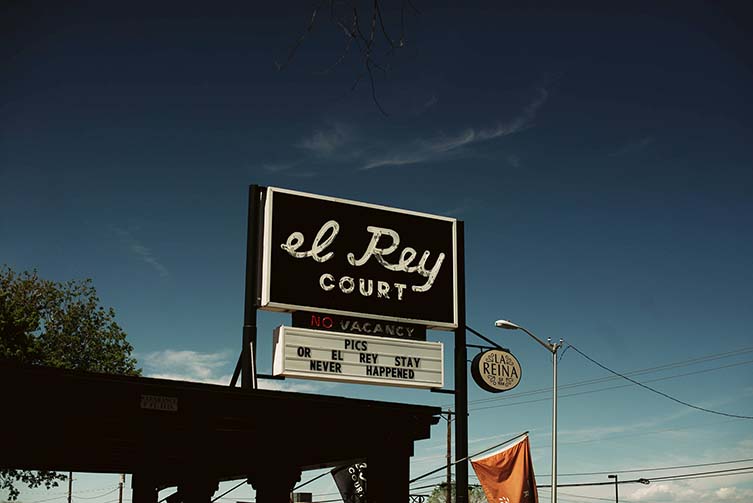 El Rey Court，Jay和Alison Carroll的66号公路上的圣达菲设计汽车旅馆