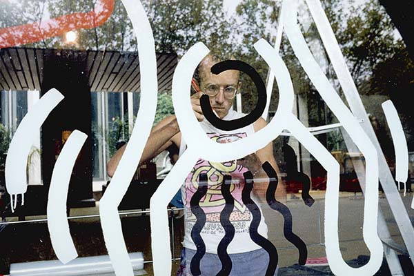 Keith Haring在NGV的Waterwall准备艺术品在1984年