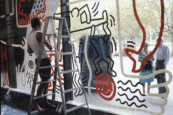 Keith Haring在NGV的Waterwall准备艺术品在1984年