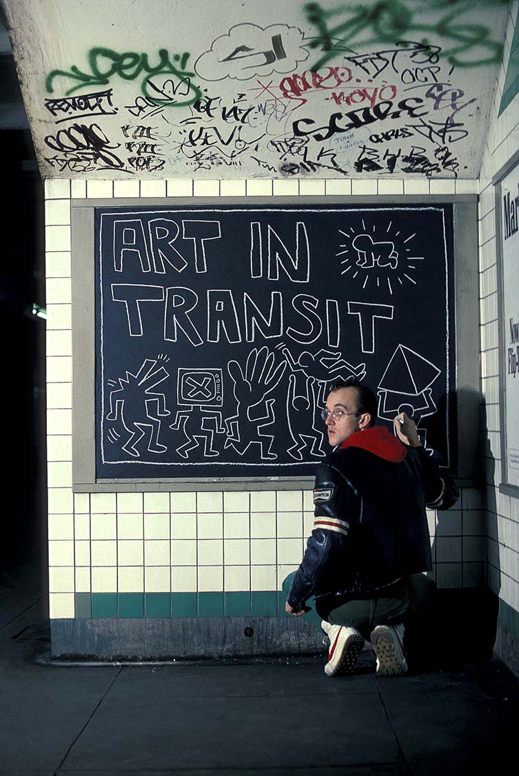 Keith Haring在纽约市地铁，纽约，1984年