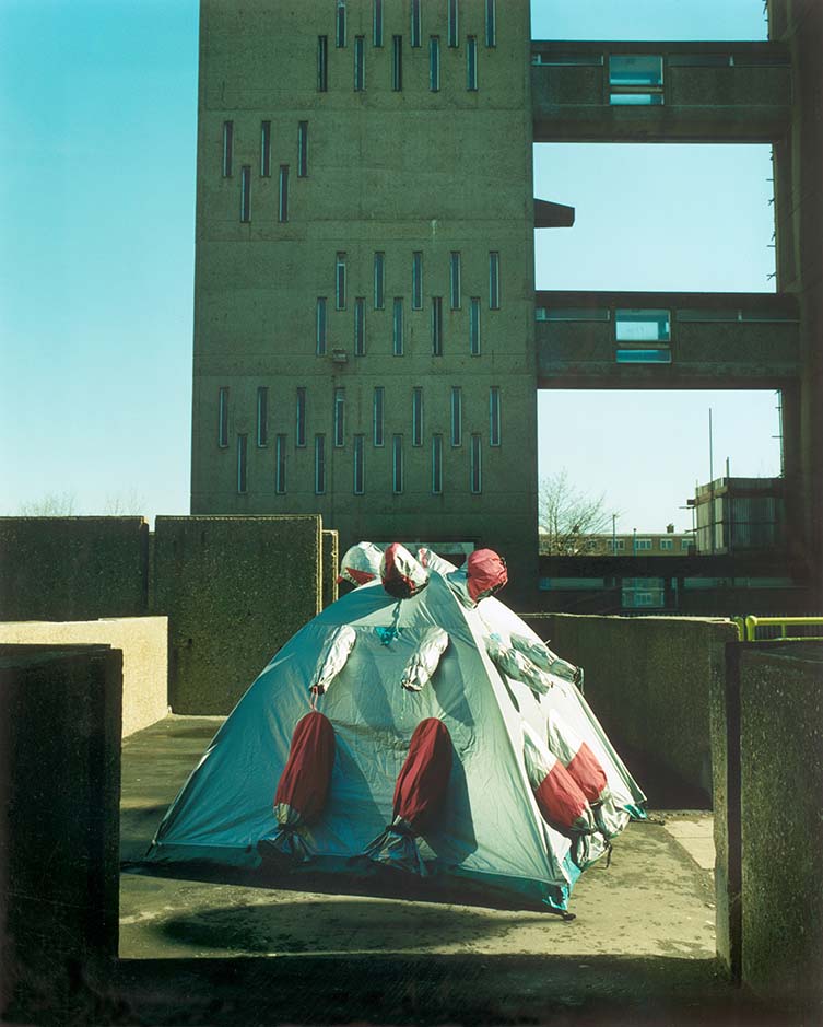 避难所穿干预，伦敦东区，1998年由Lucy + Jorge Orta设计。约翰·阿克赫斯特摄影。