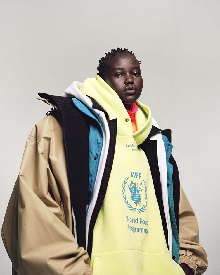 模特Adut Akech在i-D的2018年秋季The Earthwise Issue上穿着Balenciaga。摄影:Campbell Addy。造型:Alastair McKimm。