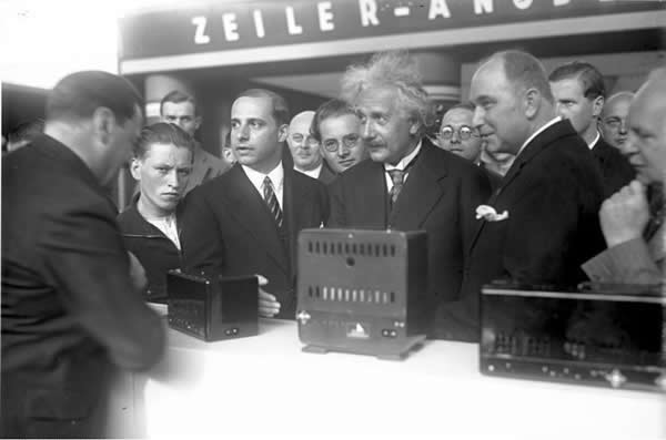 阿尔伯特·爱因斯坦于1930年开设了IFA