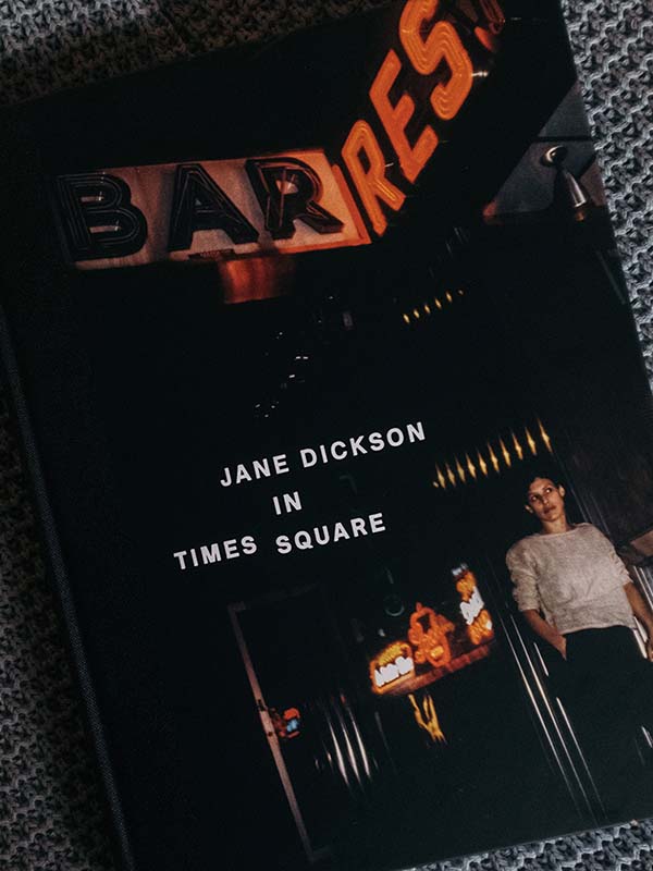 简·迪克森在时代广场