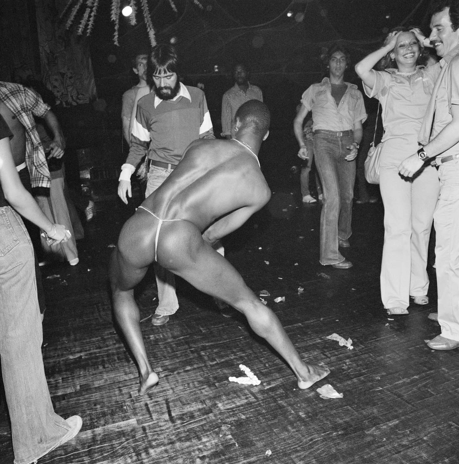 弯腰舞者穿着白色的绳子。天堂车库，纽约， 1978