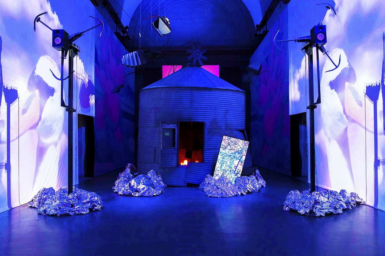 希瑟Philllipson:破裂没有1:喷灯咬桃子,安装视图杜维恩画廊,泰特英国美术馆,伦敦,2021年。图片由泰特画廊和艺术家。