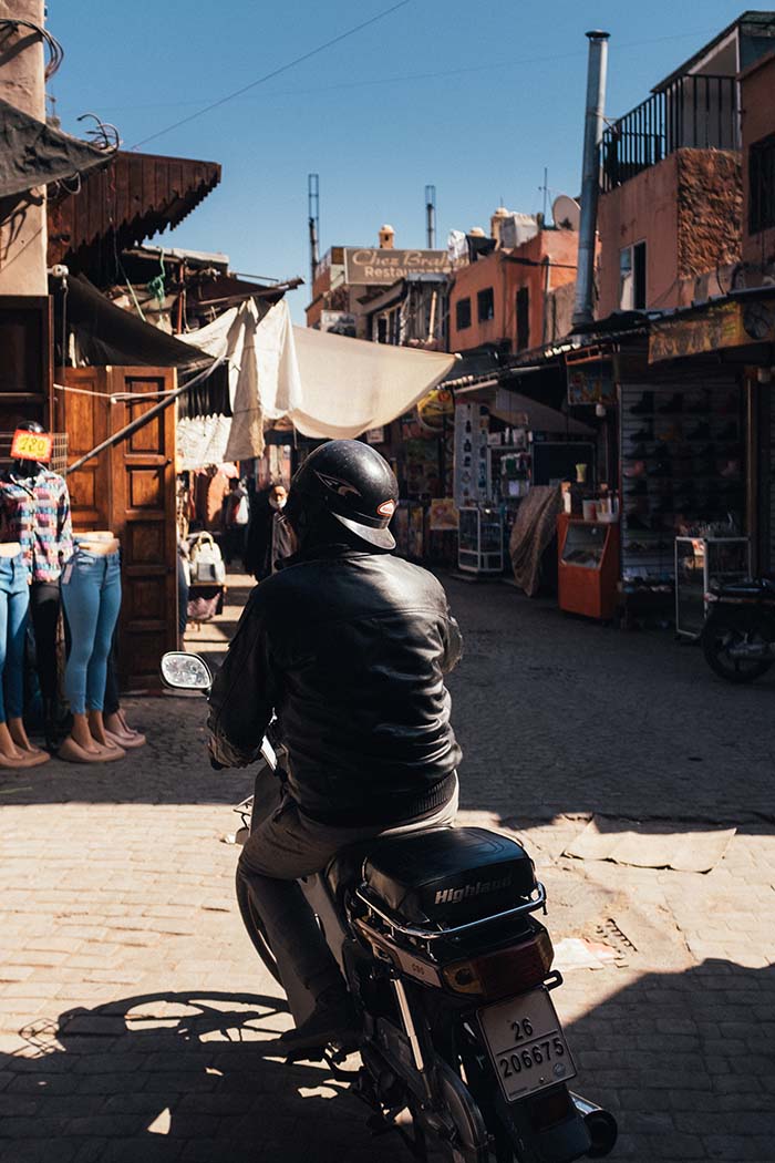 摩托车在马拉喀什麦地那混乱的街道上穿行