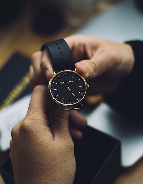 如果你有一块在盒子里的时间比戴在手腕上的时间还长的奢侈手表，为什么不卖掉你的手表，把钱花在夏天的冒险上呢?