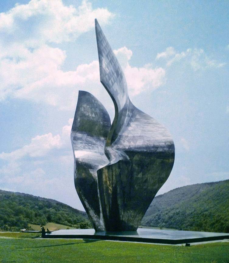 斯拉沃尼亚人民革命胜利纪念碑