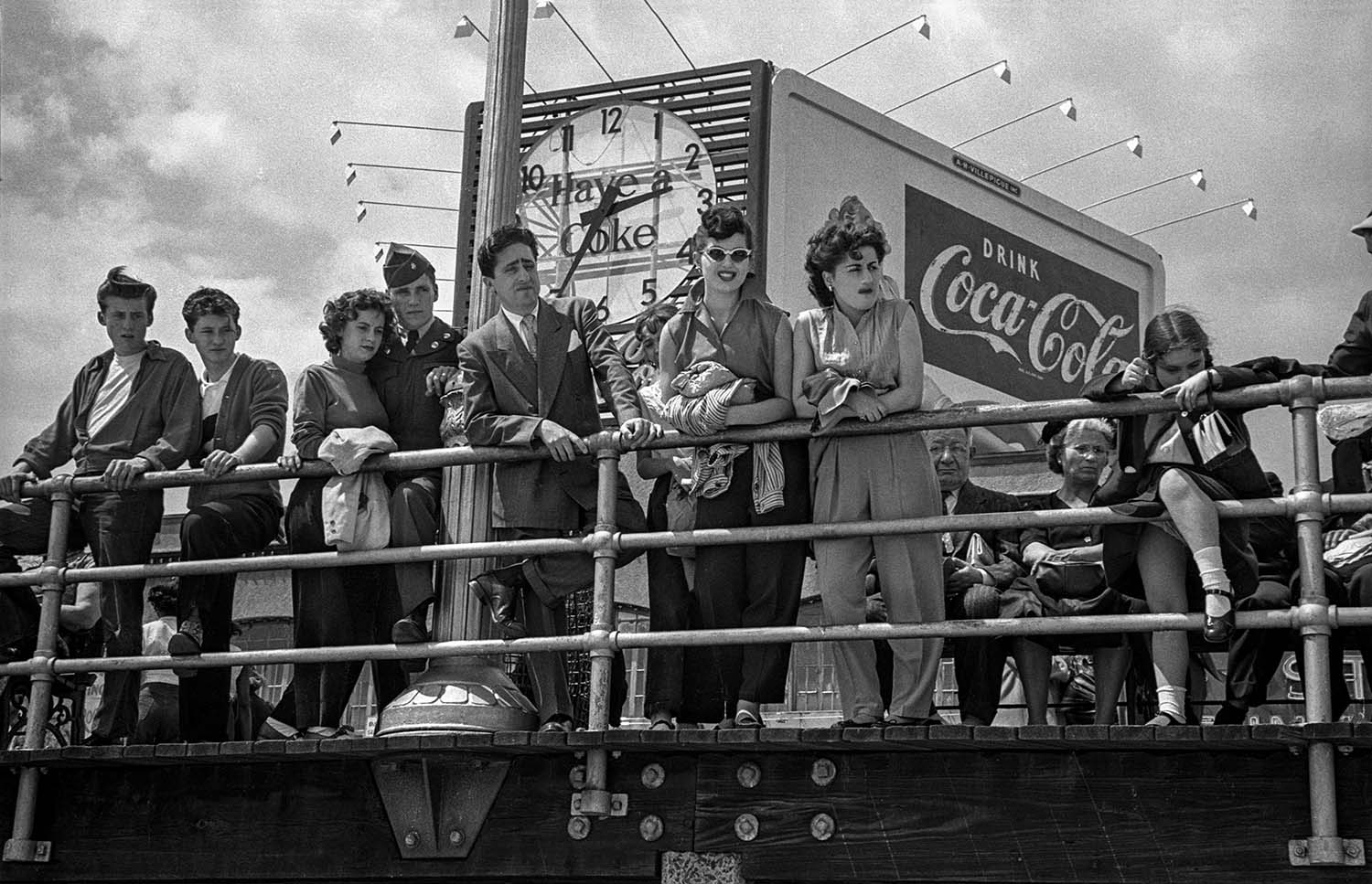 哈罗德·范斯坦，康尼岛木板路上的可口可乐标志，1949年