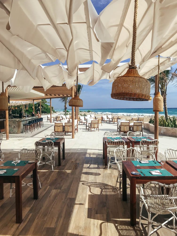 时尚的酒吧餐厅，赫利奥斯，遵循伊比沙岛著名的海滩俱乐部的踪迹，提供正宗的地中海美食在加勒比海的海浪旁边