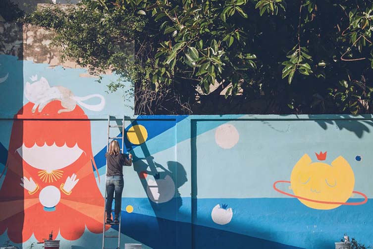 街头艺术家Pum Pum将传授她丰富的经验，让你在她的布宜诺斯艾利斯附近侦察墙壁，帮助你在街道上画画，因为你发现了壁画制作的技术