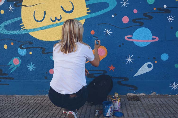街头艺术家Pum Pum将传授她丰富的经验，让你在她的布宜诺斯艾利斯附近侦察墙壁，帮助你在街道上画画，因为你发现了壁画制作的技术