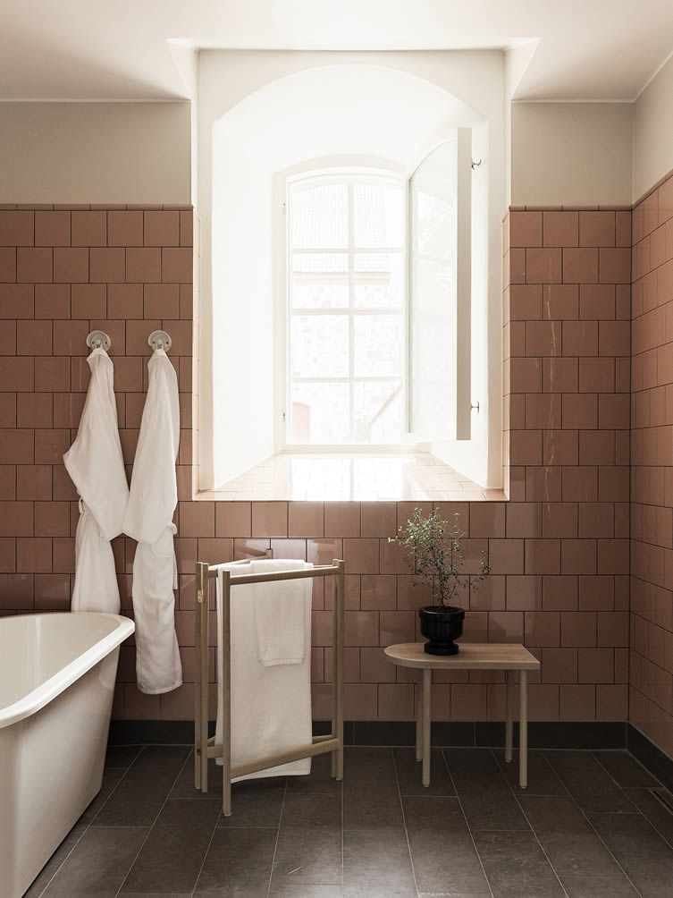 Wanås酒店浴室由Ifö和专门设计的家具由ChristianHalleröd设计。