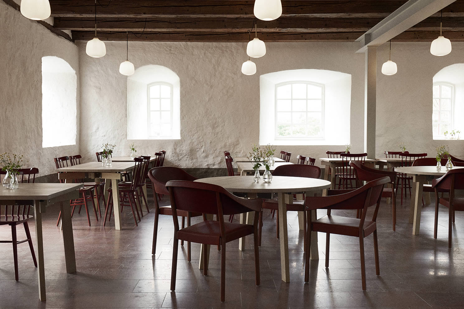 Wanås餐厅与Blå站和罗斯恩斯椅子的椅子从Wanås庄园覆盖着皮革。